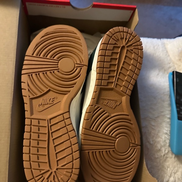 $135 Women’s Nike Dunks Low Snakeskin Green Size W 8 / M 6.5 - Picture 6 of 9